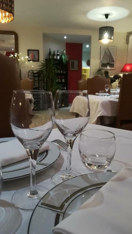 Hotel De Bretagne Dol Centre Ville - Hotel Et Restaurant Dol-de-Bretagne Bagian luar foto